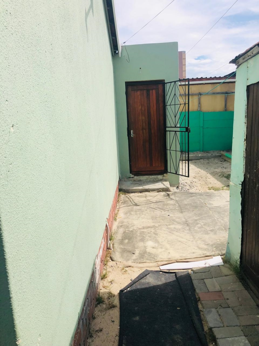 2 Bedroom Property for Sale in Ilitha Park Western Cape